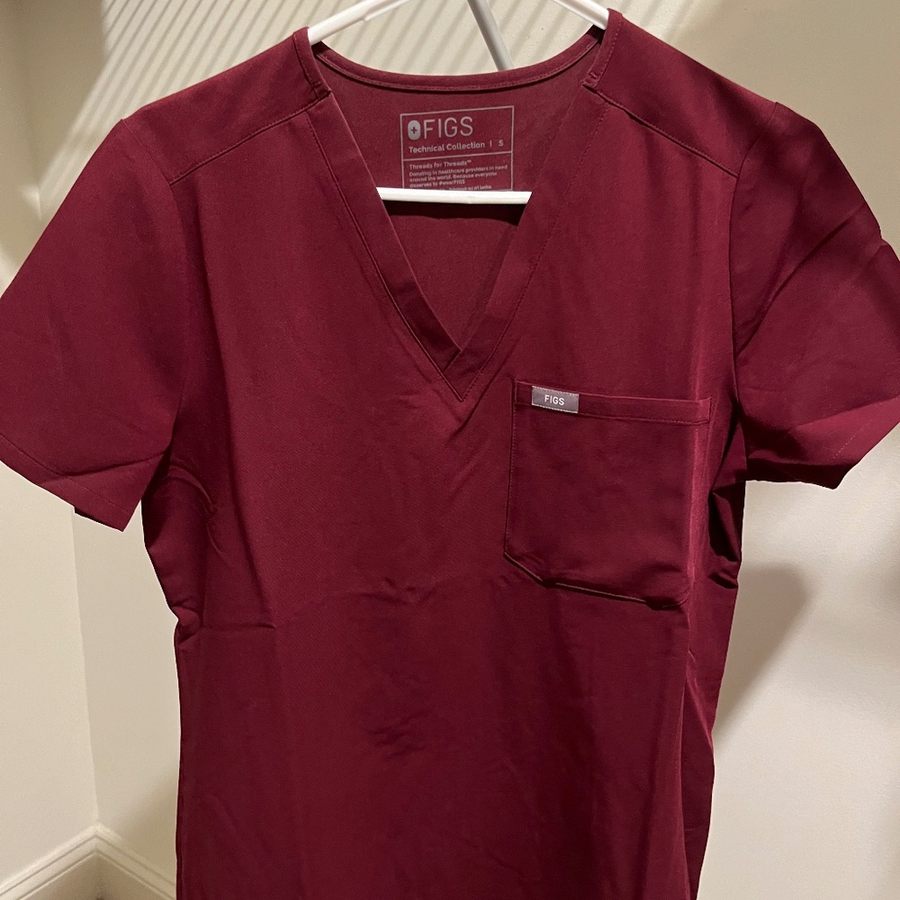 Figs scrubs top and bottom in burgundy